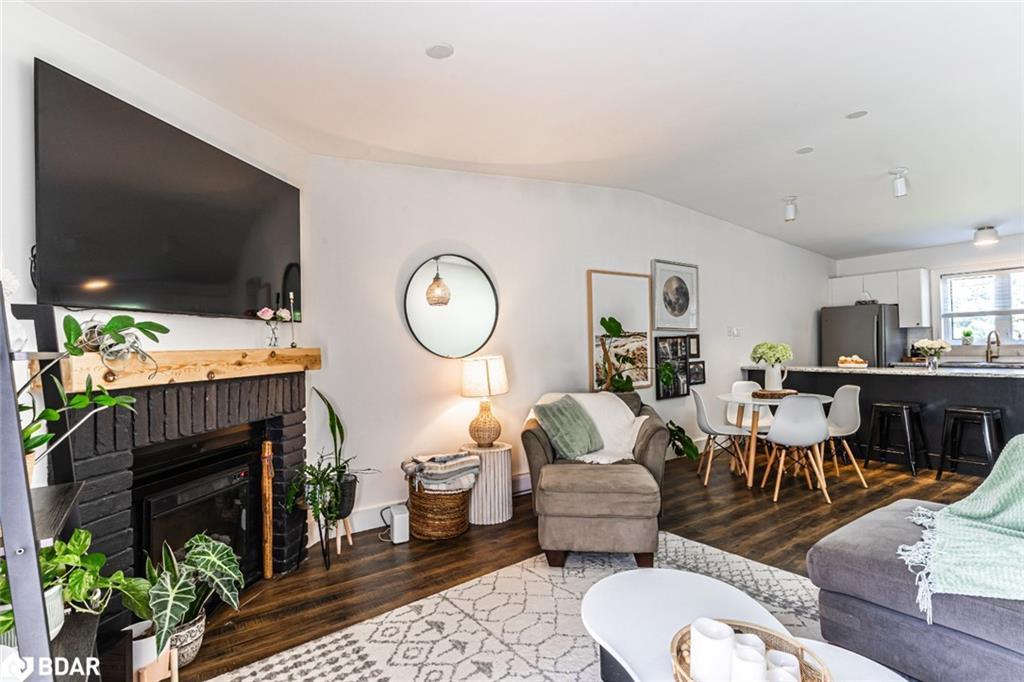 547 Oxbow Crescent, Collingwood, ON - Indoor Photo Showing Living Room With Fireplace