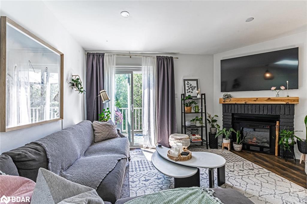 547 Oxbow Crescent, Collingwood, ON - Indoor Photo Showing Living Room With Fireplace
