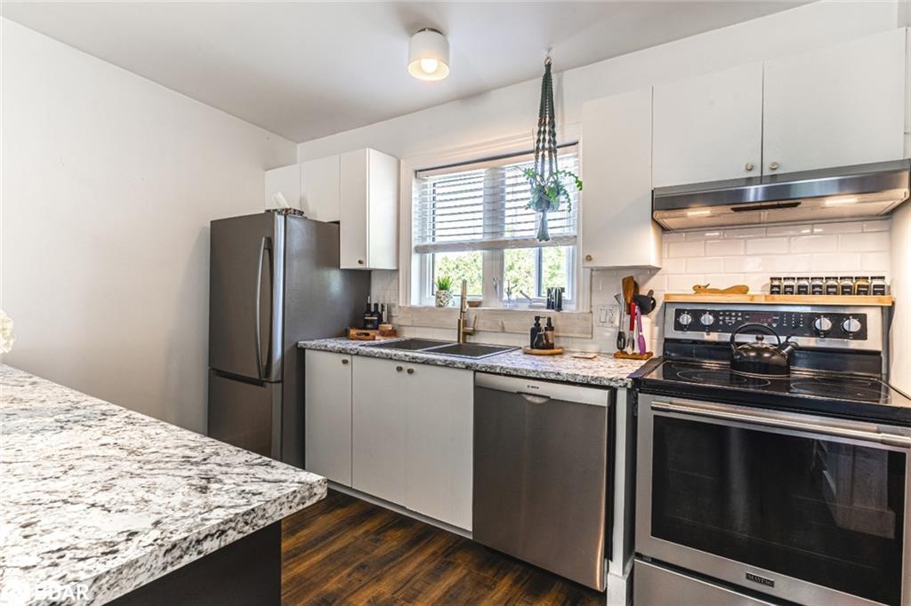 547 Oxbow Crescent, Collingwood, ON - Indoor Photo Showing Kitchen With Double Sink