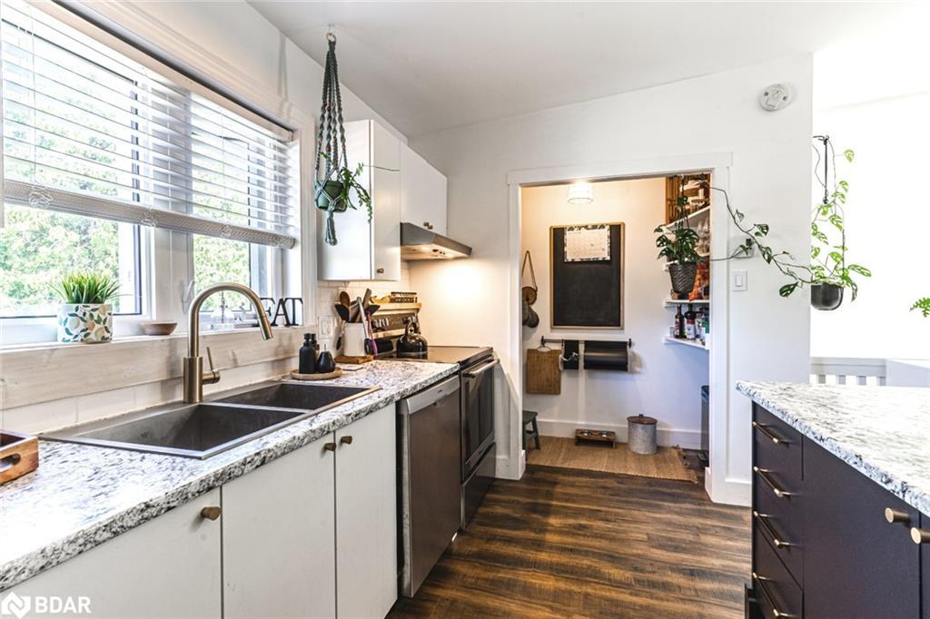 547 Oxbow Crescent, Collingwood, ON - Indoor Photo Showing Kitchen With Double Sink
