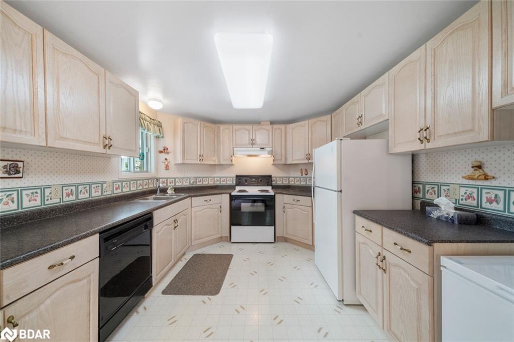 7 Sunset Cove, Innisfil, ON - Indoor Photo Showing Kitchen