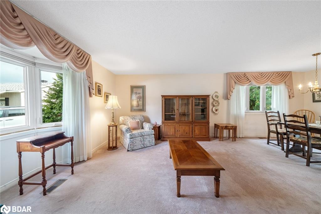 7 Sunset Cove, Innisfil, ON - Indoor Photo Showing Living Room