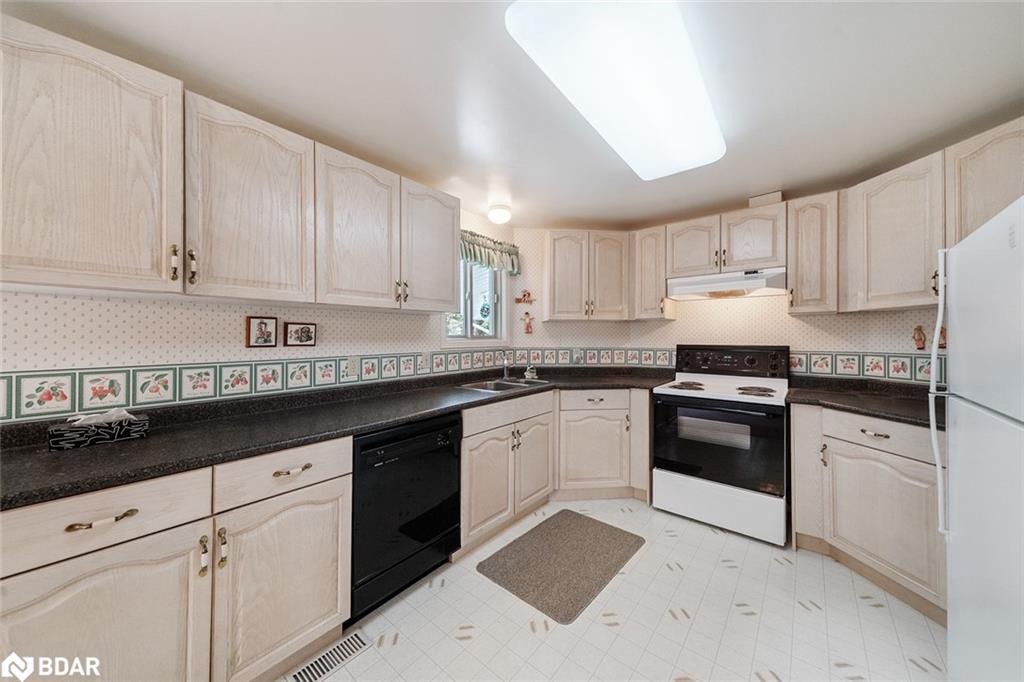 7 Sunset Cove, Innisfil, ON - Indoor Photo Showing Kitchen With Double Sink