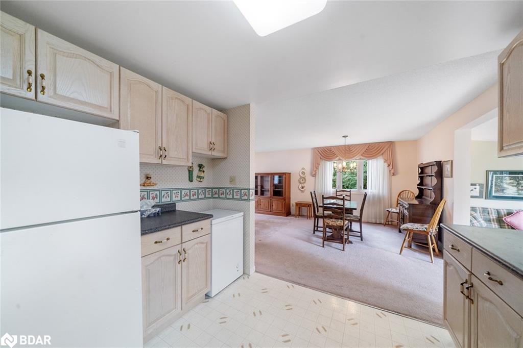 7 Sunset Cove, Innisfil, ON - Indoor Photo Showing Kitchen