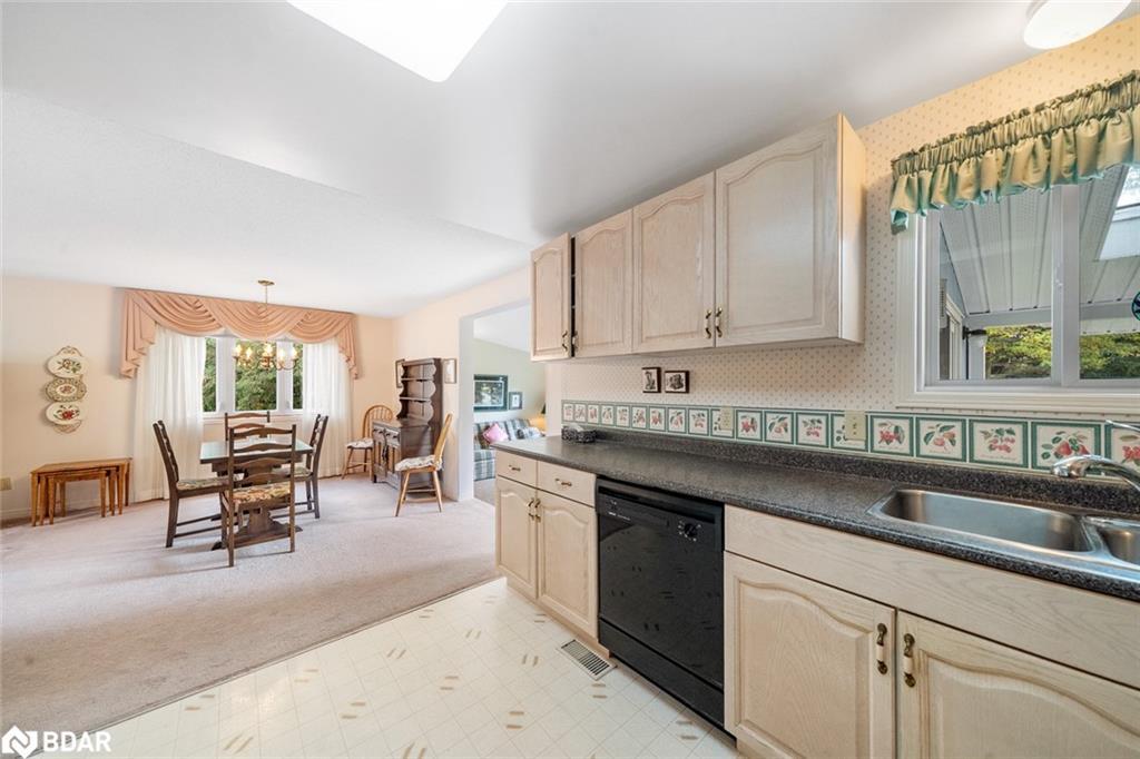 7 Sunset Cove, Innisfil, ON - Indoor Photo Showing Kitchen