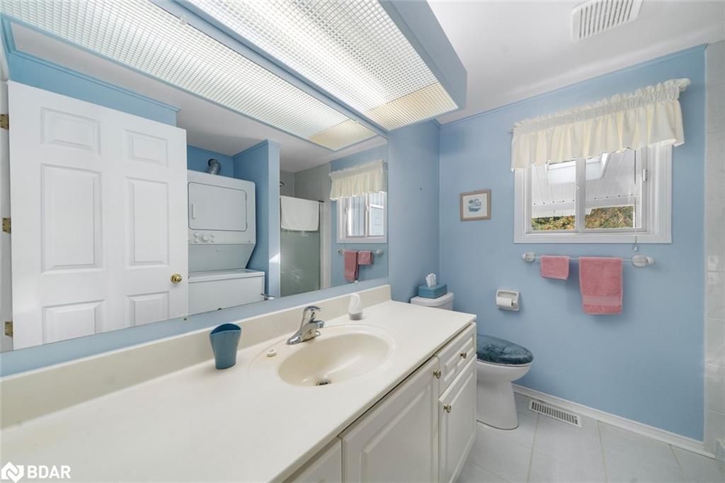 7 Sunset Cove, Innisfil, ON - Indoor Photo Showing Bathroom