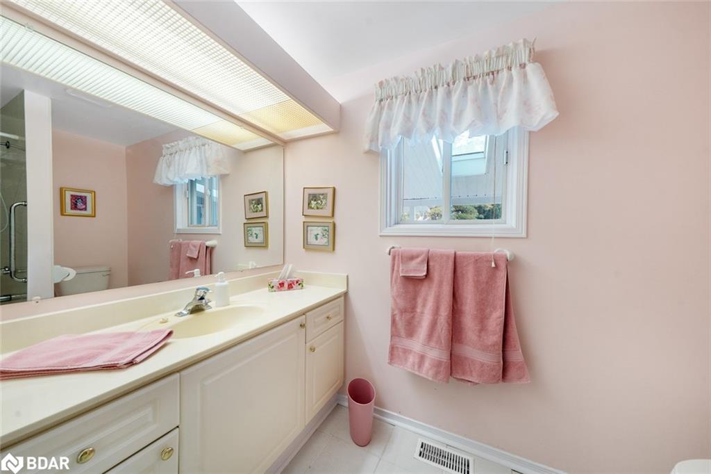 7 Sunset Cove, Innisfil, ON - Indoor Photo Showing Bathroom