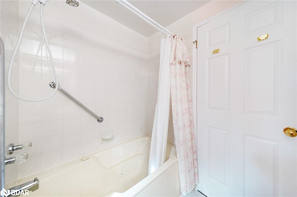 7 Sunset Cove, Innisfil, ON - Indoor Photo Showing Bathroom