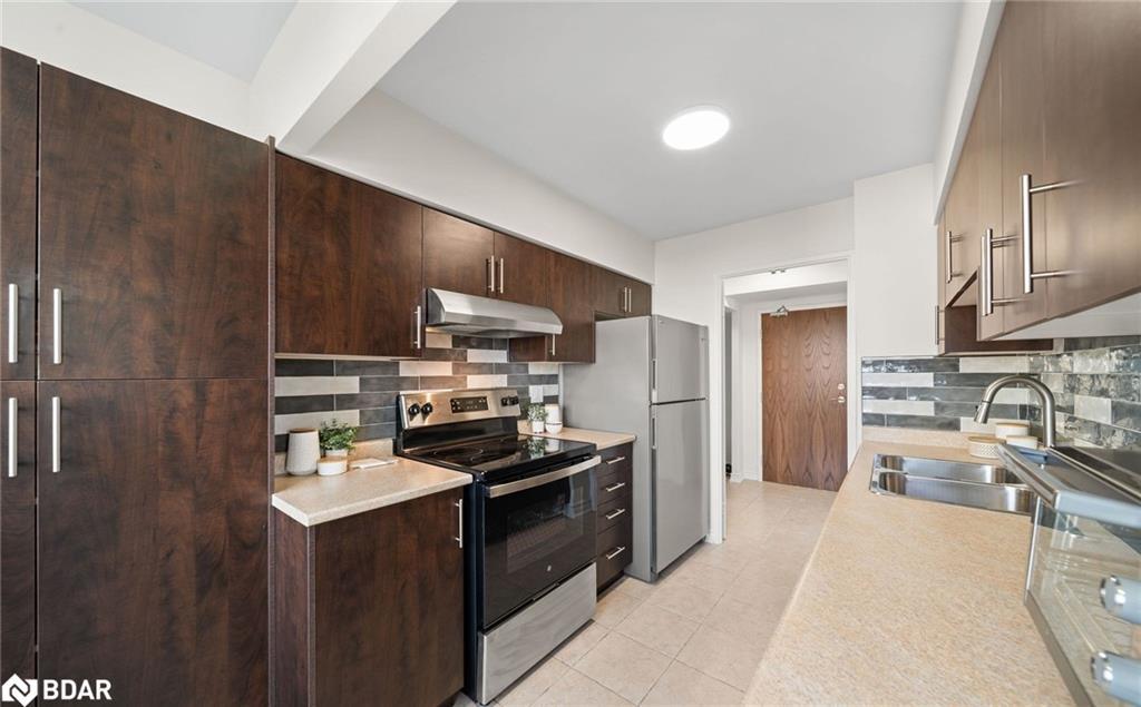 50 Kingsbridge Garden Circle, Mississauga, ON - Indoor Photo Showing Kitchen With Double Sink