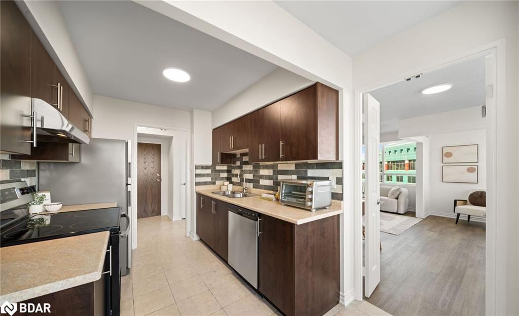 50 Kingsbridge Garden Circle, Mississauga, ON - Indoor Photo Showing Kitchen