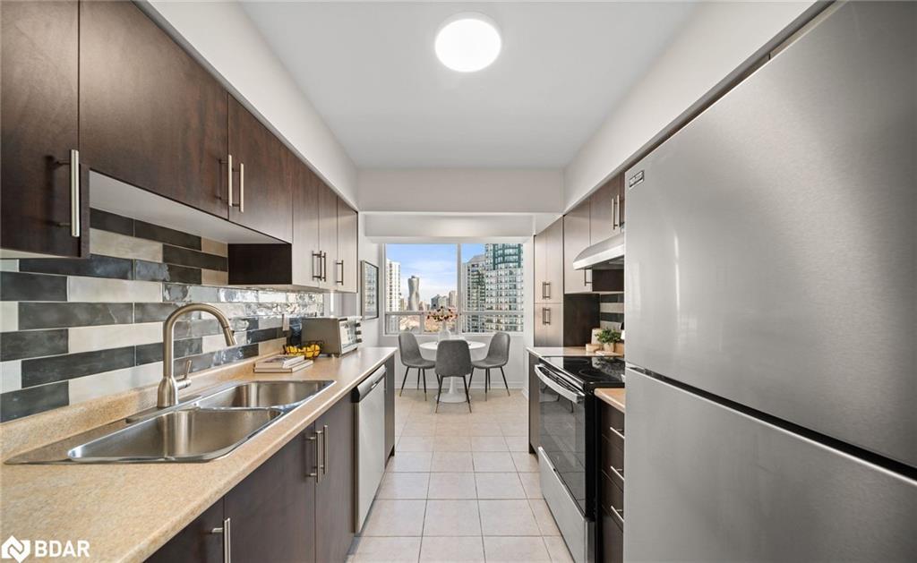 50 Kingsbridge Garden Circle, Mississauga, ON - Indoor Photo Showing Kitchen With Double Sink