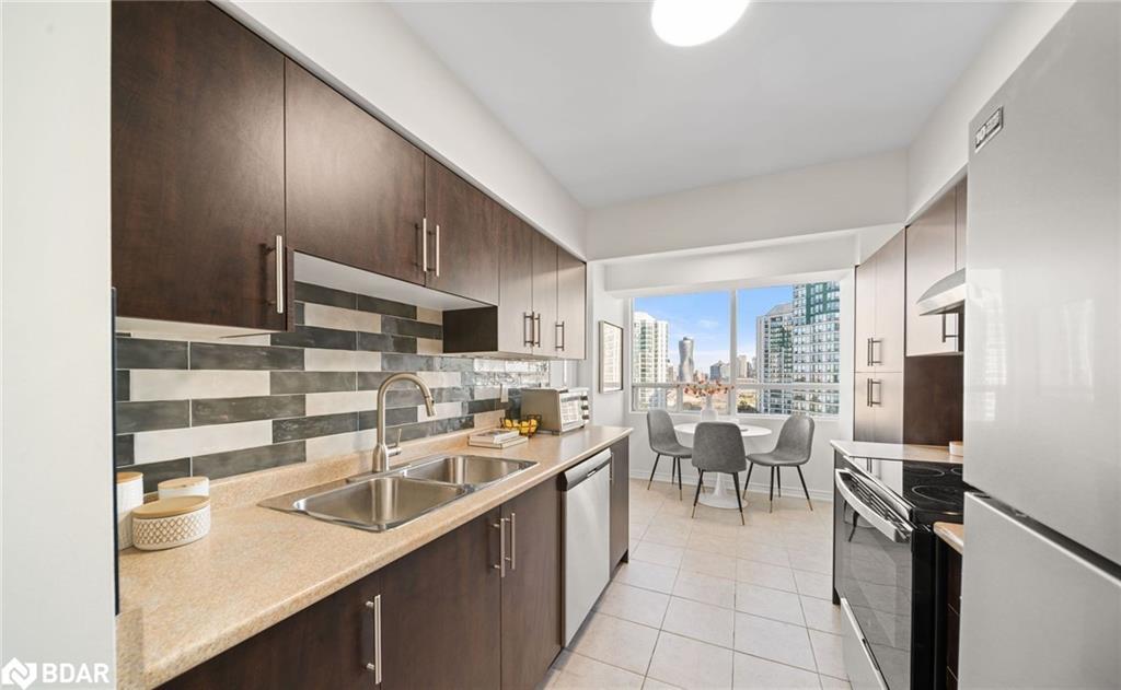 50 Kingsbridge Garden Circle, Mississauga, ON - Indoor Photo Showing Kitchen With Double Sink