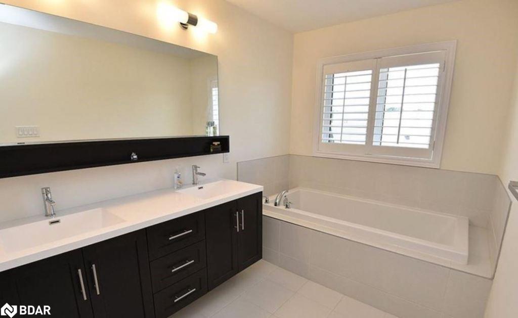 29 Hibiscus Lane, Hamilton, ON - Indoor Photo Showing Bathroom