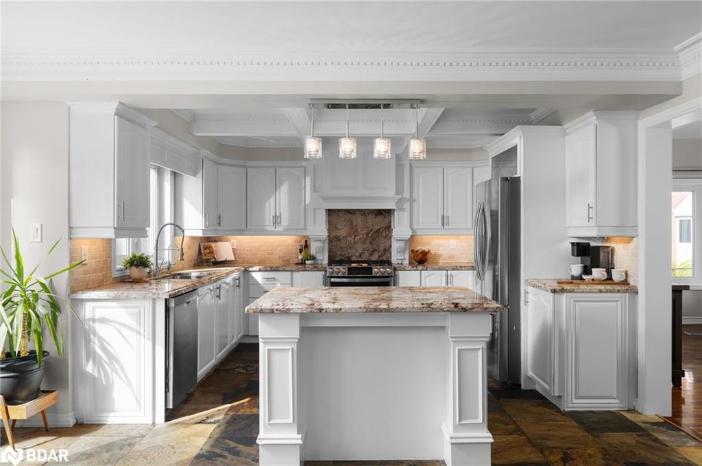 71 Cityview Circle, Barrie, ON - Indoor Photo Showing Kitchen With Upgraded Kitchen