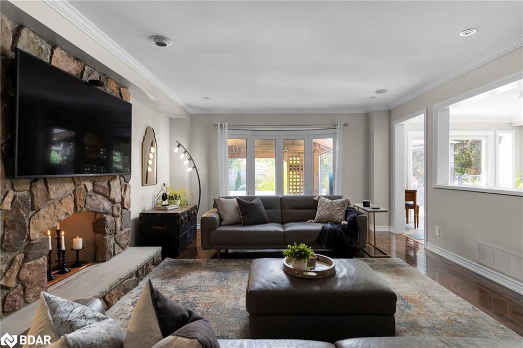 71 Cityview Circle, Barrie, ON - Indoor Photo Showing Living Room