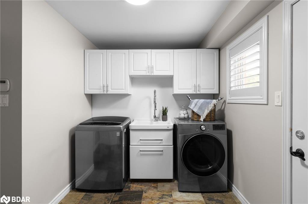 71 Cityview Circle, Barrie, ON - Indoor Photo Showing Laundry Room