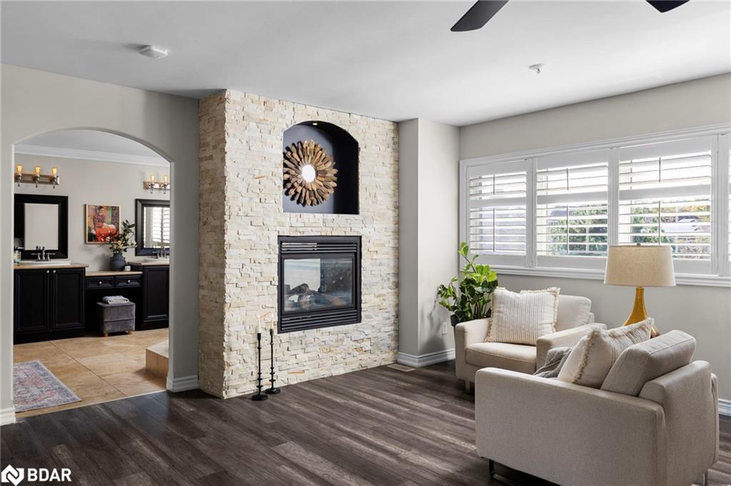 71 Cityview Circle, Barrie, ON - Indoor Photo Showing Living Room With Fireplace