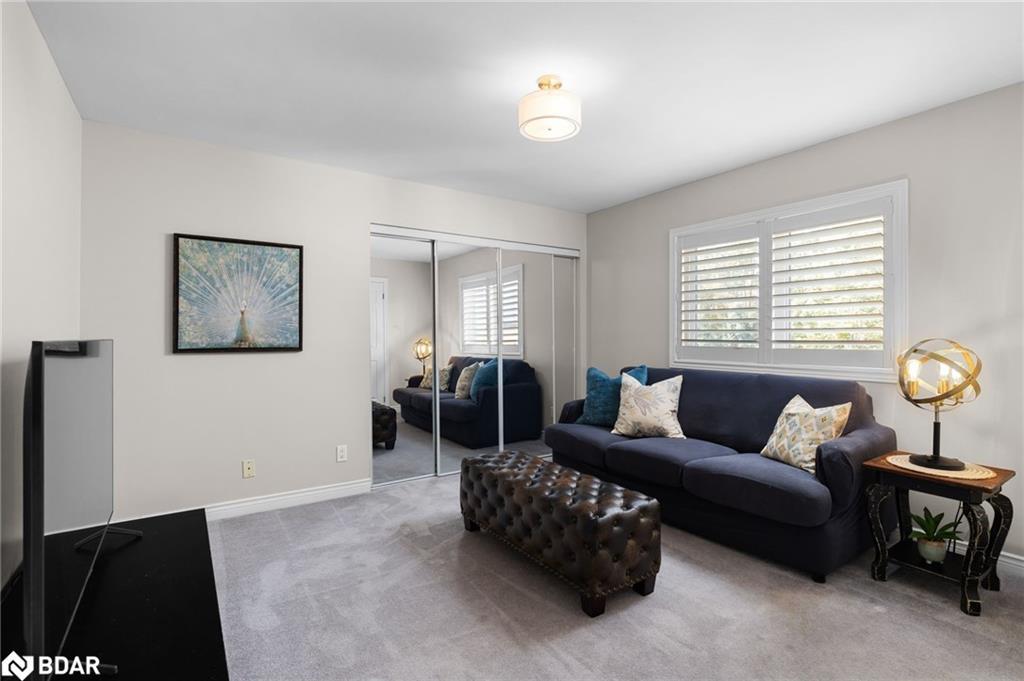 71 Cityview Circle, Barrie, ON - Indoor Photo Showing Living Room