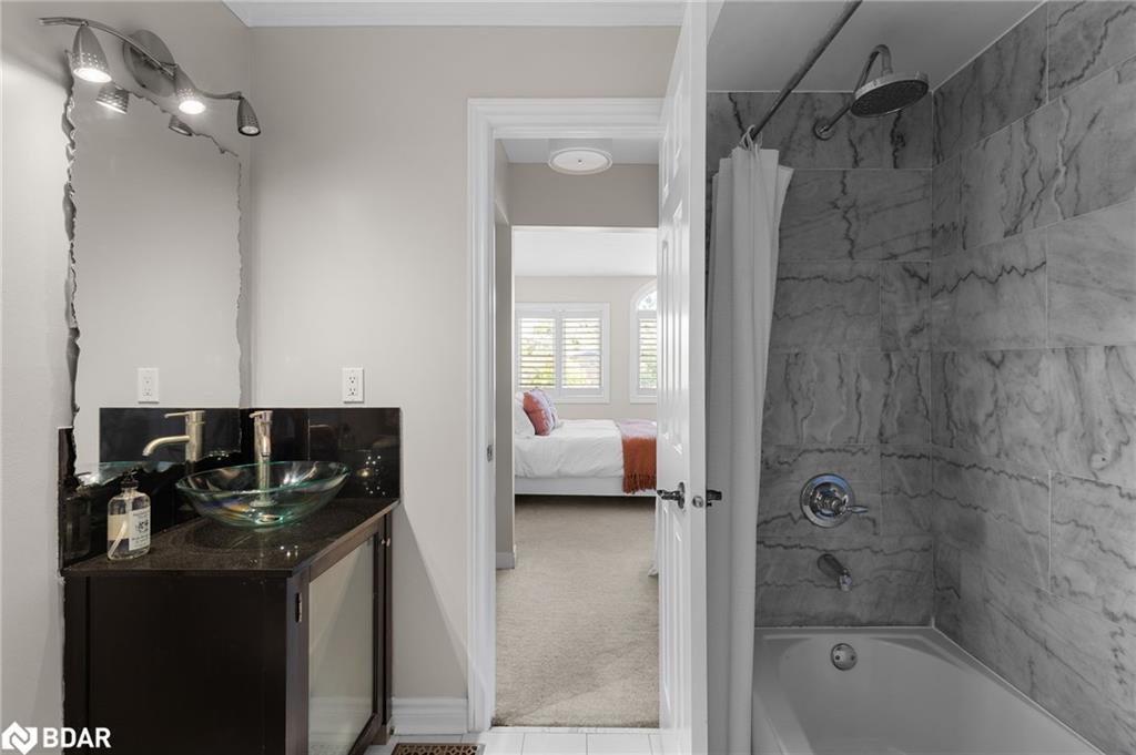 71 Cityview Circle, Barrie, ON - Indoor Photo Showing Bathroom