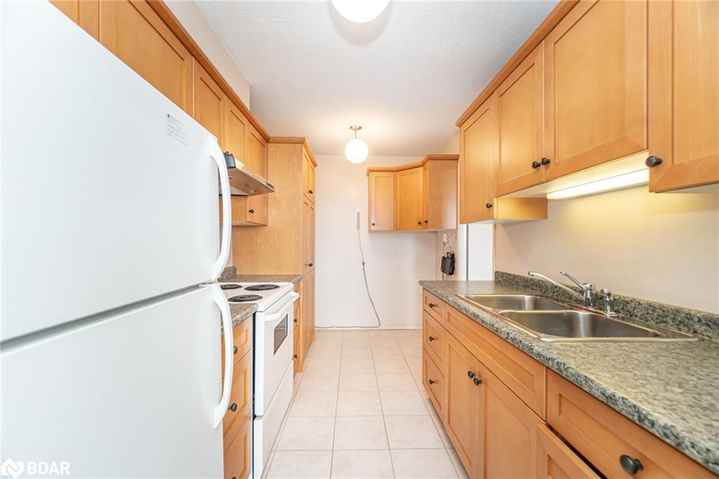 804-225 Harvard Place, Waterloo, ON - Indoor Photo Showing Kitchen With Double Sink