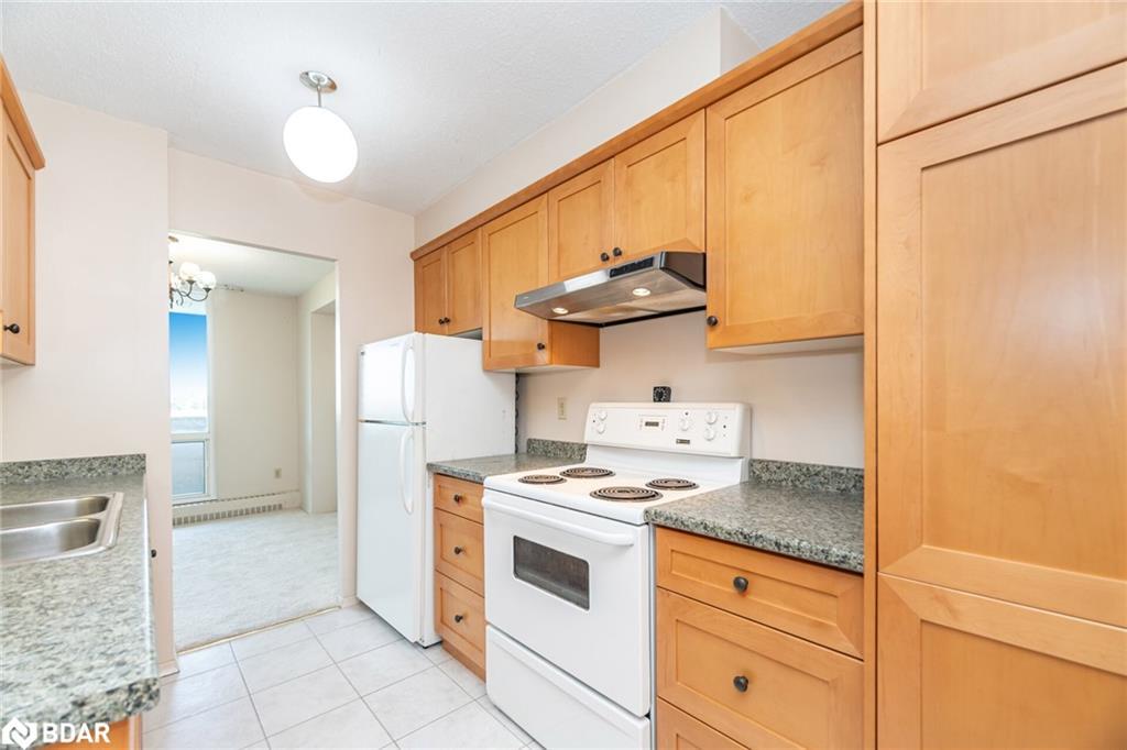 804-225 Harvard Place, Waterloo, ON - Indoor Photo Showing Kitchen With Double Sink