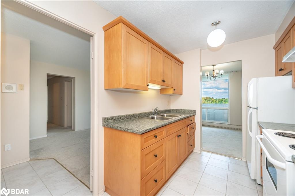 804-225 Harvard Place, Waterloo, ON - Indoor Photo Showing Kitchen With Double Sink