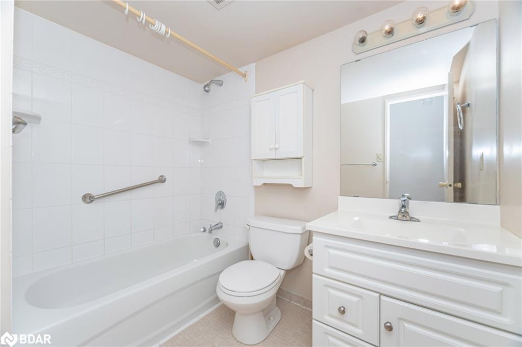 804-225 Harvard Place, Waterloo, ON - Indoor Photo Showing Bathroom