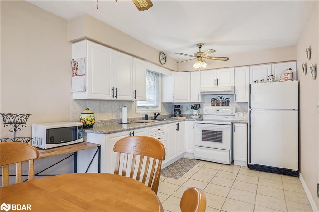 2762 Lone Birch Trail, Brechin, ON - Indoor Photo Showing Kitchen