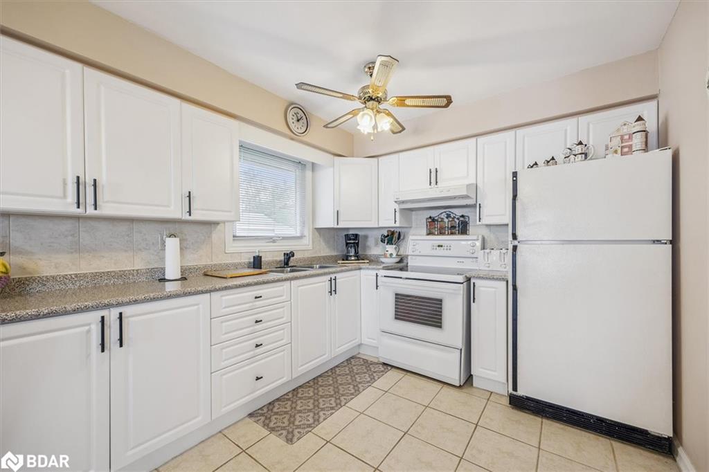 2762 Lone Birch Trail, Brechin, ON - Indoor Photo Showing Kitchen With Double Sink