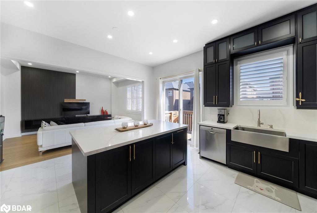 1239 Peelar Crescent, Innisfil, ON - Indoor Photo Showing Kitchen