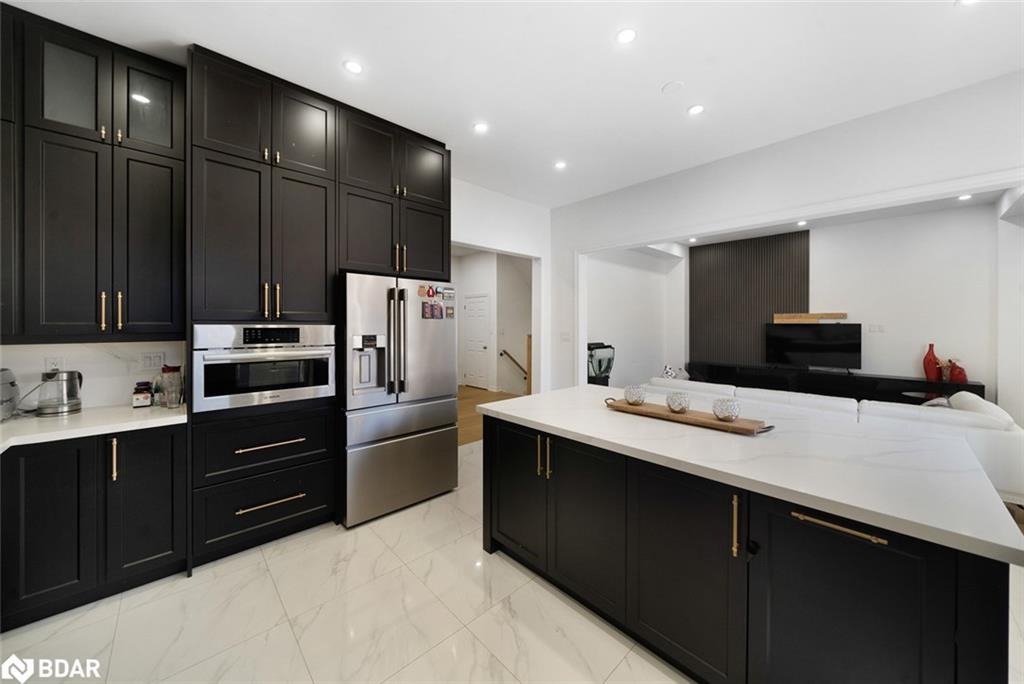 1239 Peelar Crescent, Innisfil, ON - Indoor Photo Showing Kitchen