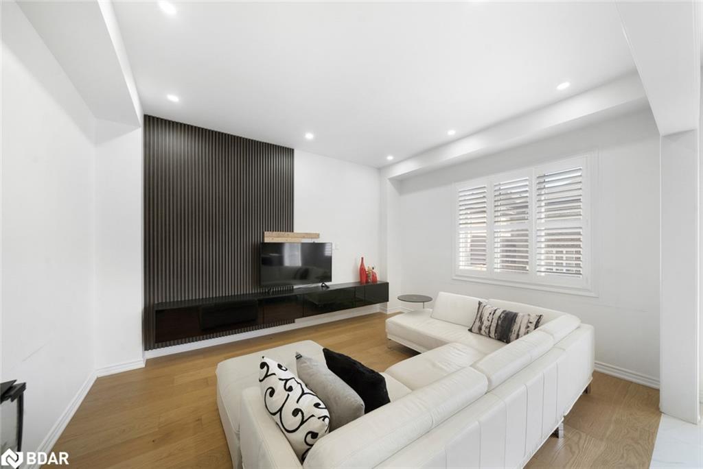 1239 Peelar Crescent, Innisfil, ON - Indoor Photo Showing Living Room