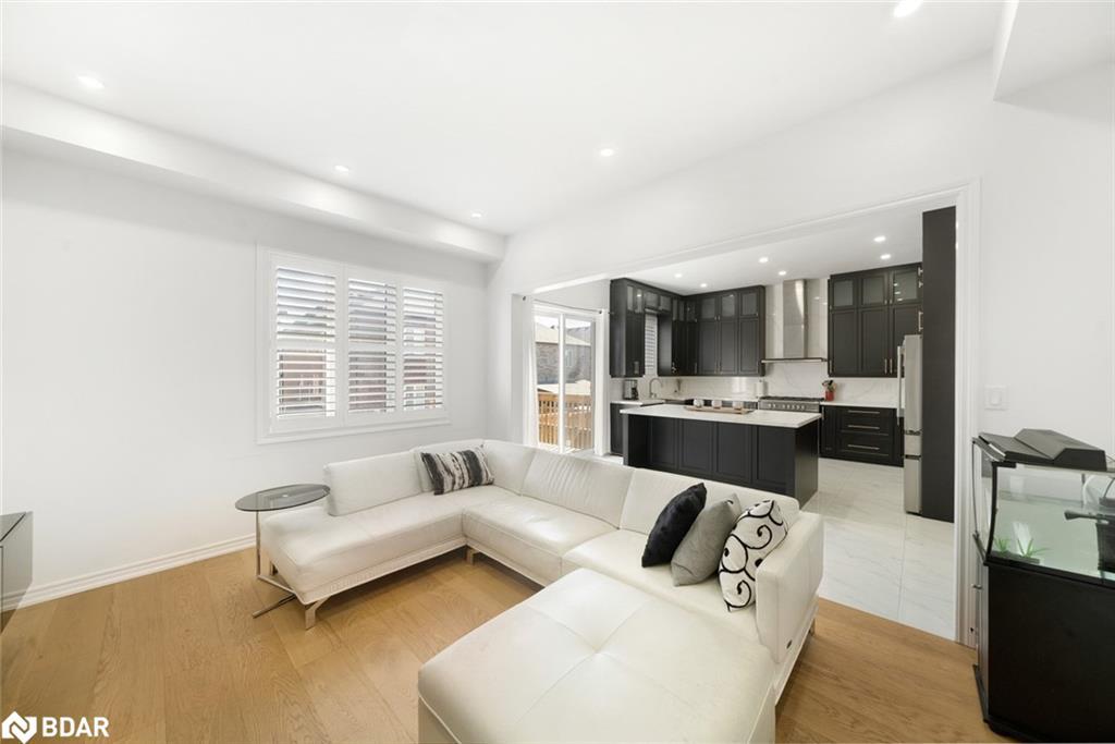1239 Peelar Crescent, Innisfil, ON - Indoor Photo Showing Living Room