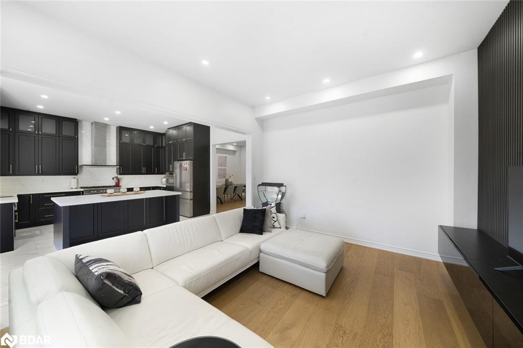 1239 Peelar Crescent, Innisfil, ON - Indoor Photo Showing Living Room