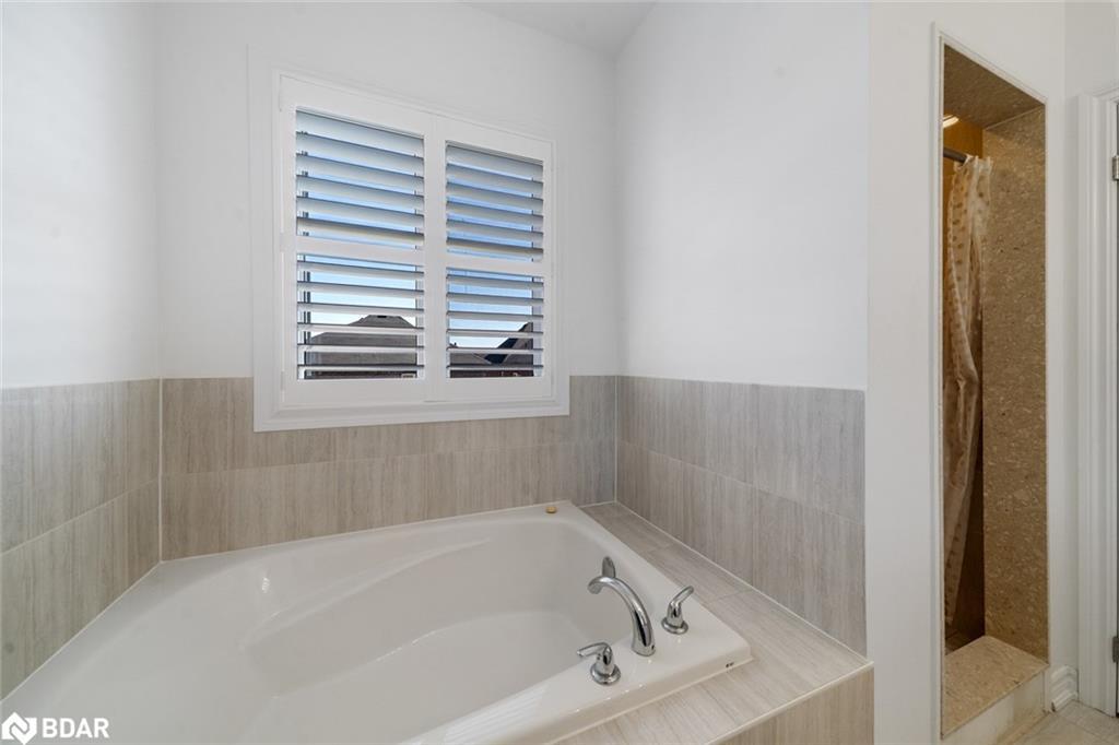 1239 Peelar Crescent, Innisfil, ON - Indoor Photo Showing Bathroom