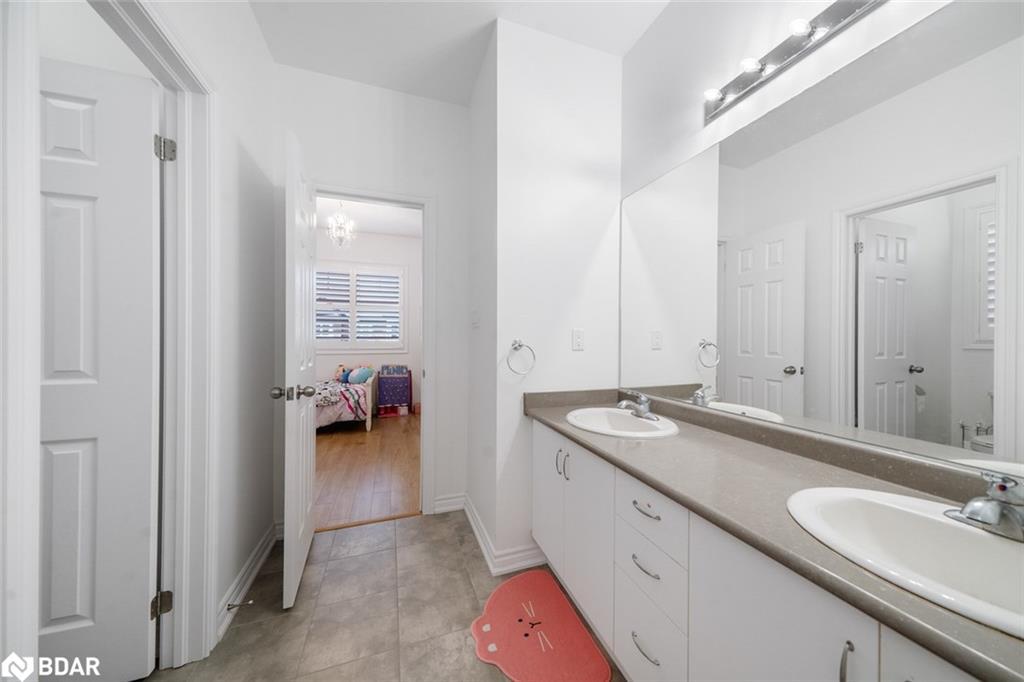 1239 Peelar Crescent, Innisfil, ON - Indoor Photo Showing Bathroom