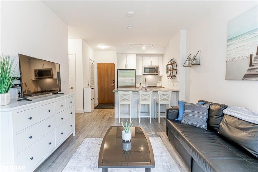 131-333 Sea Ray Avenue, Innisfil, ON - Indoor Photo Showing Living Room