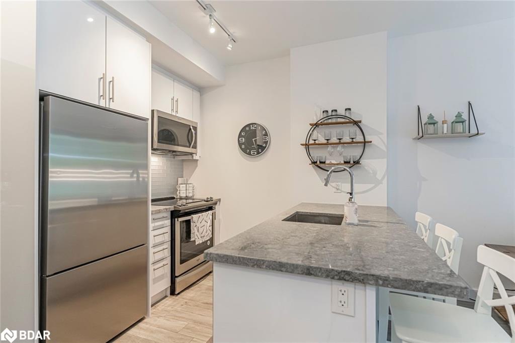 131-333 Sea Ray Avenue, Innisfil, ON - Indoor Photo Showing Kitchen With Stainless Steel Kitchen With Upgraded Kitchen