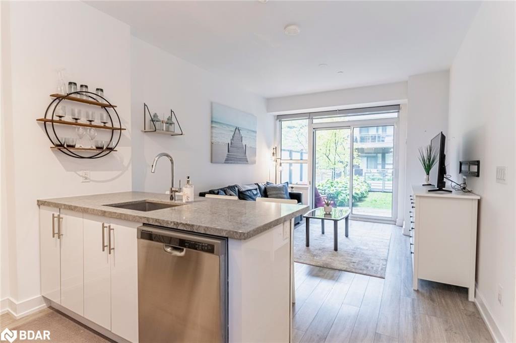131-333 Sea Ray Avenue, Innisfil, ON - Indoor Photo Showing Kitchen