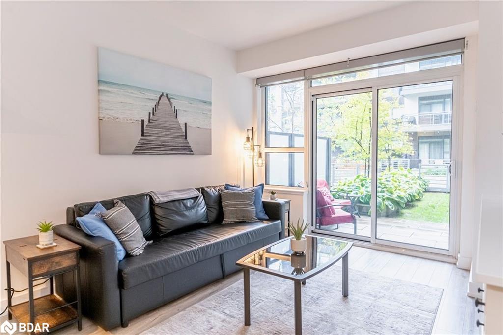 131-333 Sea Ray Avenue, Innisfil, ON - Indoor Photo Showing Living Room