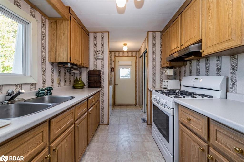 10 Mimosa Crescent, Innisfil, ON - Indoor Photo Showing Kitchen With Double Sink