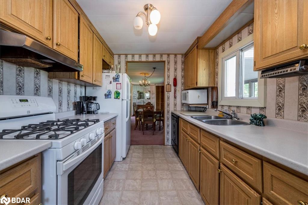 10 Mimosa Crescent, Innisfil, ON - Indoor Photo Showing Kitchen With Double Sink