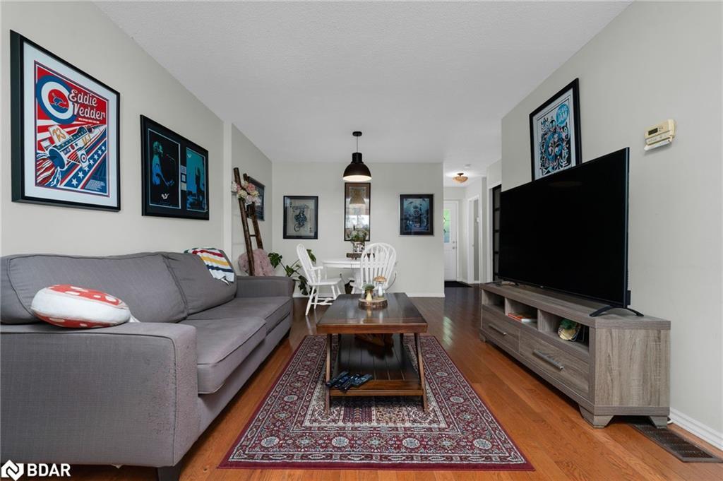 68-28 Donald Street, Barrie, ON - Indoor Photo Showing Living Room