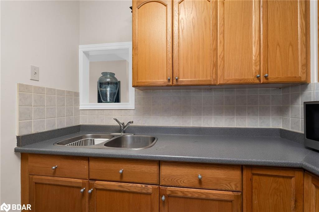 68-28 Donald Street, Barrie, ON - Indoor Photo Showing Kitchen