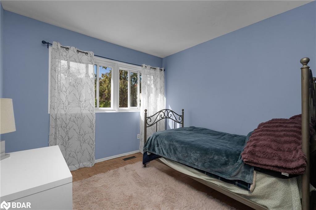 68-28 Donald Street, Barrie, ON - Indoor Photo Showing Bedroom