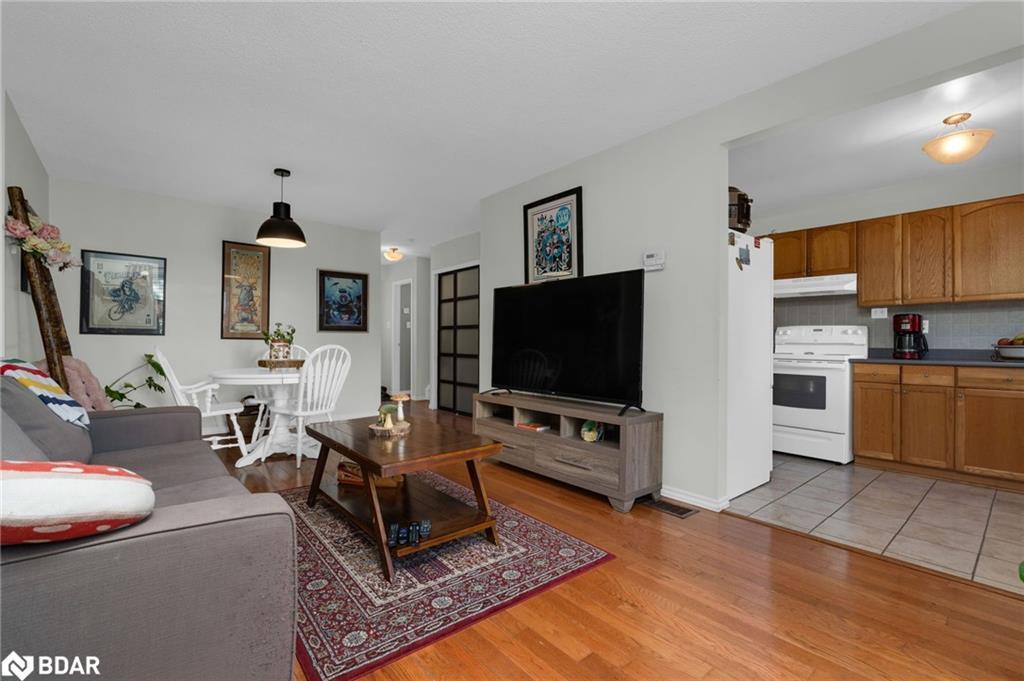 68-28 Donald Street, Barrie, ON - Indoor Photo Showing Living Room