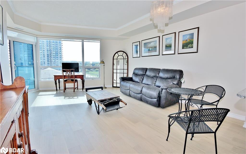 511-37 Ellen Street Street, Barrie, ON - Indoor Photo Showing Living Room