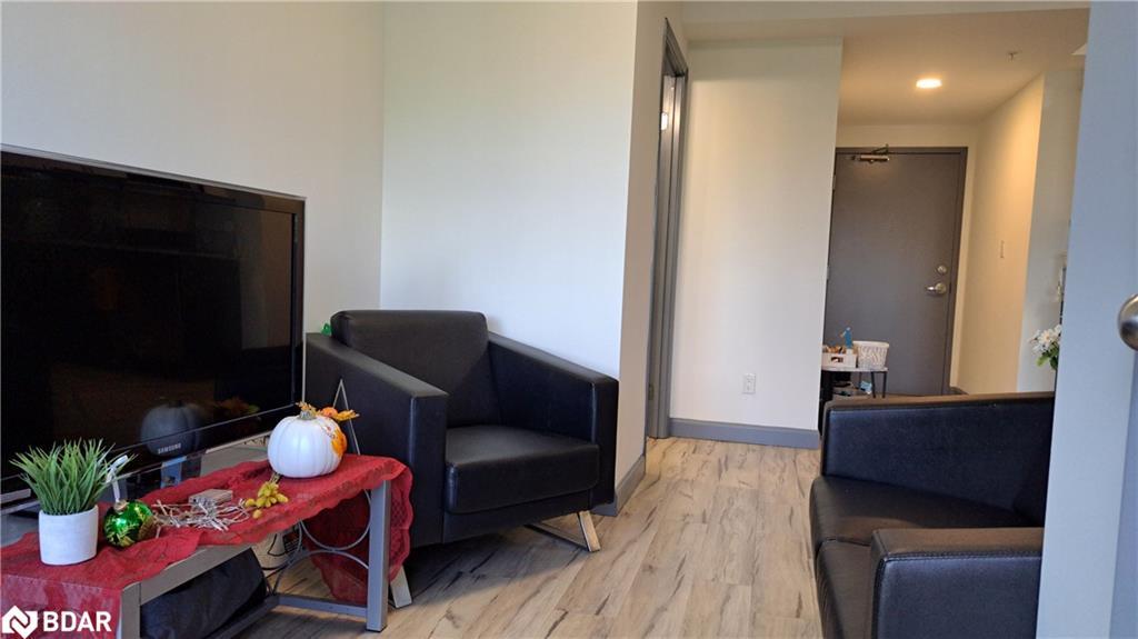 282-258B Sunview Street, Waterloo, ON - Indoor Photo Showing Living Room