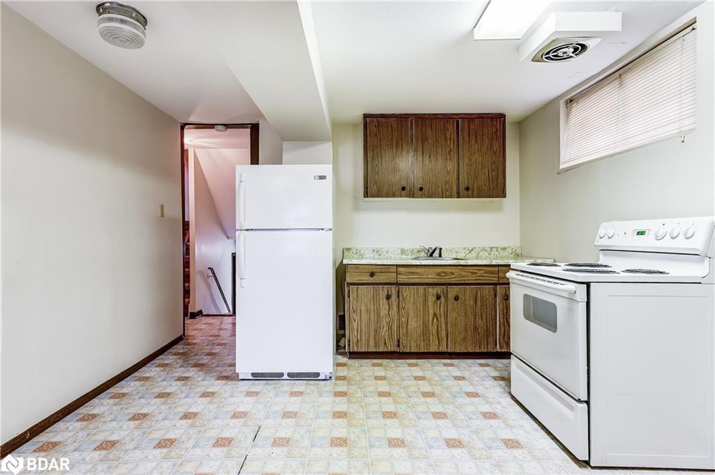 260 Apache Trail, Toronto, ON - Indoor Photo Showing Kitchen