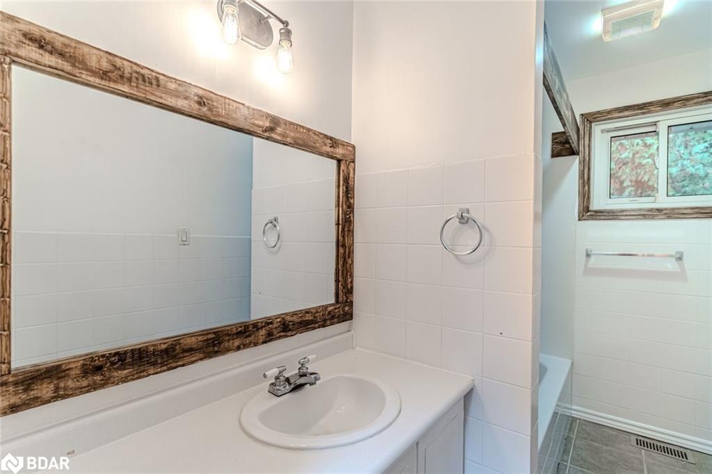 537 Huronia Road, Barrie, ON - Indoor Photo Showing Bathroom